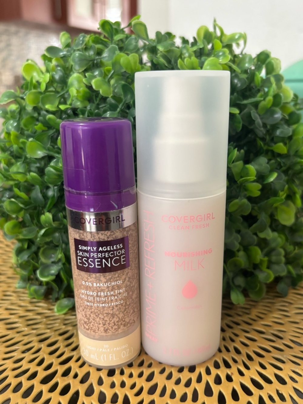 COVERGIRL Simply Ageless  Skin Perfector Essence in Light  + Nourishing Milk